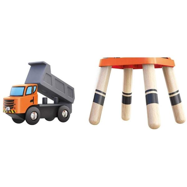 Macara turn Hape cu camion si incarcatura de lemn magnetica Roteste butonul de pe aceasta macara turn pentru a ridica incarcaturile magnetice sau pentru a le descarca Bratul macaralei se roteste 360 de grade in timp ce se aud click-urile axului Picioarele macaralei sunt departate suficient pentru a trece sina de lemn printre ele si trenuletul Macaraua Hape vine impreuna cu o bascultanta cu incarcatura magnetica Jucariile sunt realizate din lemn folosind materiale ecologice vopsite in 