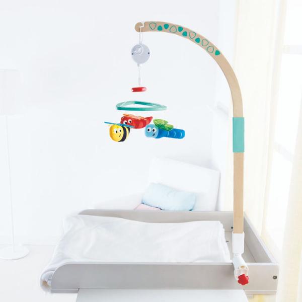 Faceti ca timpul de schimbare al bebelusului si timpul de culcare sa fie mai distractiv cu acest carusel muzical colorat care se fixeaza in siguranta pe patuturi sau pe mesele de infasat Un brat din lemn reglabil il face usor de instalat si flexibil de utilizat Dispune de o cutie de muzica Porniti cutia muzicala si Usor de instalat cu doua setari de inaltime Clema de fixare poate fi pozitionata orizontal sau vertical pe patuturi mese de schimb si alte platforme similare Aripile 