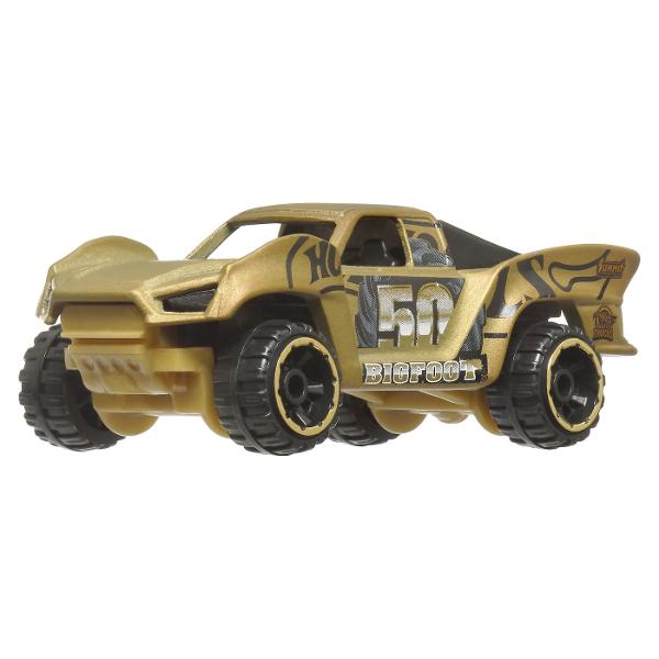 Intra in arena campionilor cu setul Hot Wheels Monster Trucks Trophy Champions Acest pachet spectaculos contine 11 vehicule exclusive printre care 5 monster truck impunatori si 6 masini Hot Wheels cu design metalic premium Detaliile aurii si rotile masive transforma fiecare camion intr-o adevarata piesa de colectie perfecta pentru curse epice si cascadorii uimitoare Inspirat de legendarul Bigfoot acest set aduce impreuna puterea stilul si performanta intr-o editie de colectie 