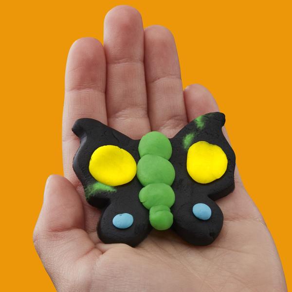 Setul Play-Doh Forme este ideal pentru primele activitati creative cu plastilina oferind copiilor posibilitatea de a modela presa si decupa diferite forme intr-un mod distractiv Setul include forme geometrice si accesorii de modelaj precum si plastilina Play-Doh in 6 culori cu o cantitate totala de 170 g Joaca ajuta la dezvoltarea creativitatii coordonarii mana-ochi si motricitatii fine incurajand copiii sa combine culorile si sa creeze propriile modele Recomandat copiilor cu varsta de 
