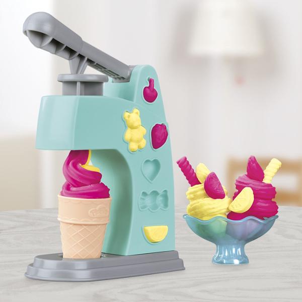 Setul Play-Doh Mini ofera copiilor o modalitate distractiva de a modela si crea diferite forme din plastilina Cu ajutorul presei si al accesoriilor incluse plastilina poate fi presata prin diverse sabloane pentru a obtine modele forme si decoratiuni variate Setul include 2 recipiente cu plastilina Play-Doh in culori diferite cu o cantitate totala de 113 g precum si accesorii pentru modelare si decupare Activitatea stimuleaza creativitatea imaginatia indemanarea si motricitatea fina 