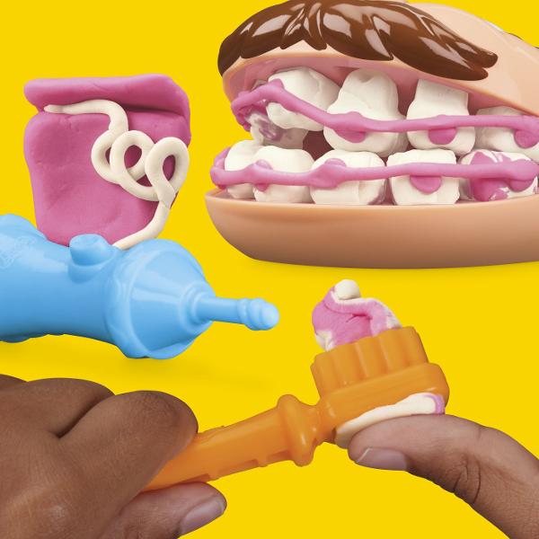 Setul Play-Doh Mini ofera copiilor o modalitate distractiva de a modela si crea diferite forme din plastilina Cu ajutorul presei si al accesoriilor incluse plastilina poate fi presata prin diverse sabloane pentru a obtine modele forme si decoratiuni variate Setul include 2 recipiente cu plastilina Play-Doh in culori diferite cu o cantitate totala de 113 g precum si accesorii pentru modelare si decupare Activitatea stimuleaza creativitatea imaginatia indemanarea si motricitatea fina 