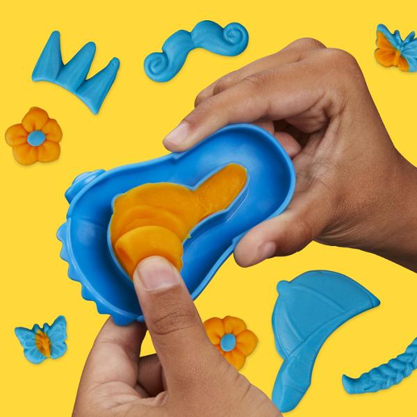 Setul Play-Doh Mini ofera copiilor o modalitate distractiva de a modela si crea diferite forme din plastilina Cu ajutorul presei si al accesoriilor incluse plastilina poate fi presata prin diverse sabloane pentru a obtine modele forme si decoratiuni variate Setul include 2 recipiente cu plastilina Play-Doh in culori diferite cu o cantitate totala de 113 g precum si accesorii pentru modelare si decupare Activitatea stimuleaza creativitatea imaginatia indemanarea si motricitatea fina 