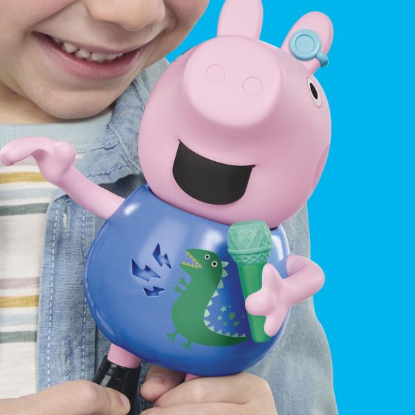 Descopera distractia muzicala alaturi de George indragitul personaj din seria Peppa Pig Figurina interactiva include peste 50 de sunete melodii si reactii amuzante Copiii pot apropia microfonul de gura figurinei pentru a-l auzi cantand pot apasa pe burta pentru a activa sunete si replici sau pot misca figurina pentru a descoperi diferite reactii Jucaria incurajeaza jocul de rol imaginatia si exprimarea muzicala fiind potrivita pentru micii fani Peppa Pig George tine in mana un microfon 