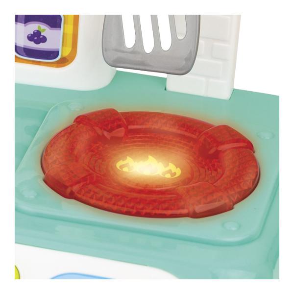 Jucarie Bucatarie Interactiva este un centru de joaca pentru micii bucatari conceput pentru jocuri de rol si activitati interactive Jucaria include o carte cu retete si ustensile pentru gatit astfel incat copilul poate imita pregatirea diferitelor preparate Rotirea butonului de temperatura activeaza o lumina intermitenta iar cele 3 butoane interactive ajuta la descoperirea diferitelor forme si alimente Robinetul poate fi rotit pentru a reda sunete realiste de apa iar bucataria include si 