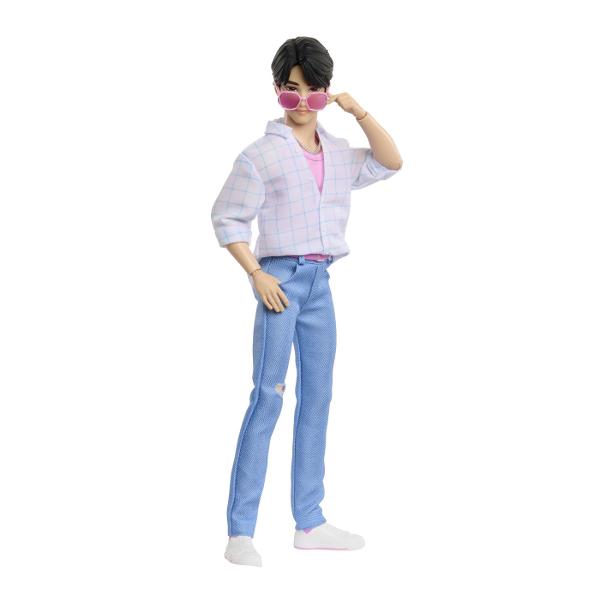 Figurina Jinu din K Pop Vanatori de Demoni este inspirata de personajul din grupul Saja Boys din universul Netflix KPop Demon Hunters Figurina are aproximativ 30 cm inaltime este articulata si poate fi pozitionata in diferite ipostaze pentru joaca sau expunere Jinu poarta o tinuta inspirata din aparitia sa &bdquoSoda Pop&rdquo cu camasa deschisa peste tricou pantaloni si accesorii tematice Setul include si accesorii suplimentare precum o pereche de ochelari un recipient si maini 