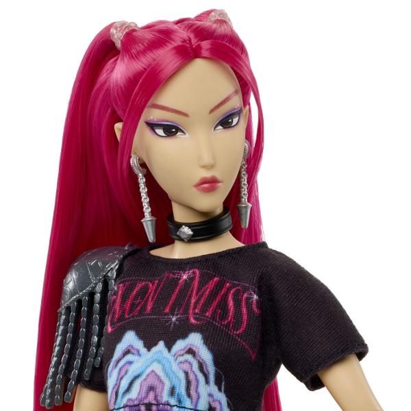 Figurina Mira din K Pop Vanatori de Demoni este inspirata de personajul din grupul HUNTRX din universul Netflix KPop Demon Hunters Figurina are aproximativ 30 cm inaltime este articulata si poate fi pozitionata in diferite ipostaze pentru joaca sau expunere Mira poarta tinuta inspirata din momentul &bdquoHow It&39s Done&rdquo cu par lung roz tricou negru fusta galbena si cizme iar setul include si arma sa caracteristica pentru recrearea scenelor de actiune din film 