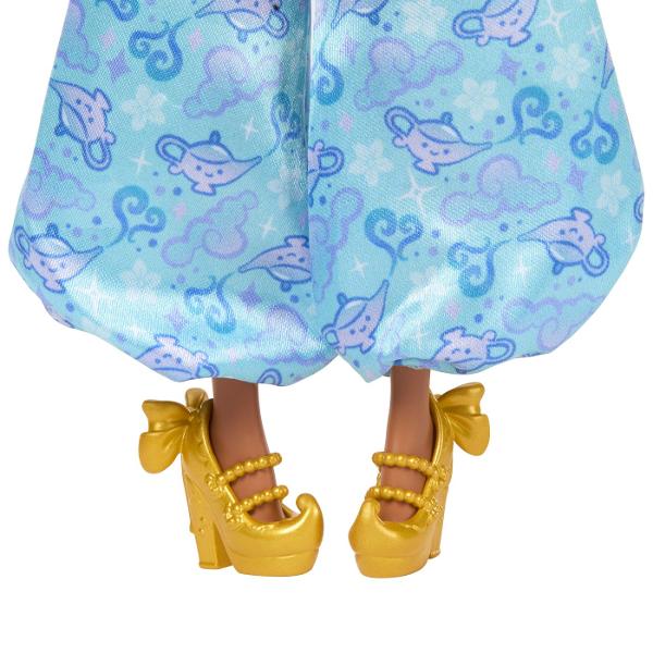 Papusa Printesa Jasmine din colectia Disney Princess este inspirata de indragitul personaj din povestea Aladdin Jasmine poarta o tinuta eleganta in nuante de turcoaz cu pantaloni largi top decorativ si detalii stralucitoare completata de parul lung si accesoriile specifice personajului Papusa are aproximativ 22 cm inaltime si este insotita de accesorii tematice care completeaza experienta de joaca Copiii pot recrea scene inspirate din povestea Disney sau pot inventa propriile aventuri 