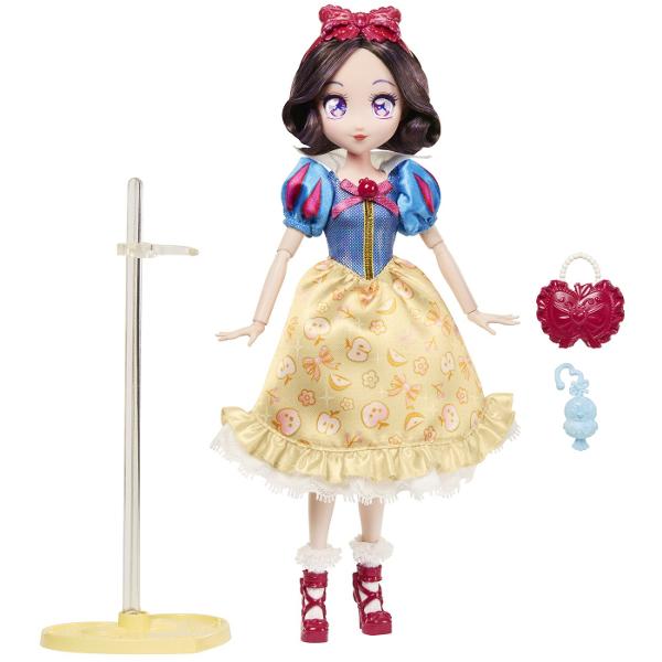 Papusa Alba Ca Zapada din colectia Disney Princess este inspirata de indragitul personaj din povestea clasica Disney Papusa are aproximativ 22 cm inaltime si poarta tinuta emblematica in nuante de albastru galben si rosu completata de bentita decorativa si detalii elegante Designul delicat si accesoriile tematice permit recrearea scenelor preferate din poveste si inventarea unor noi aventuri alaturi de Alba Ca Zapada Inaltime papusa aproximativ 22 cm Varsta recomandata 3 ani