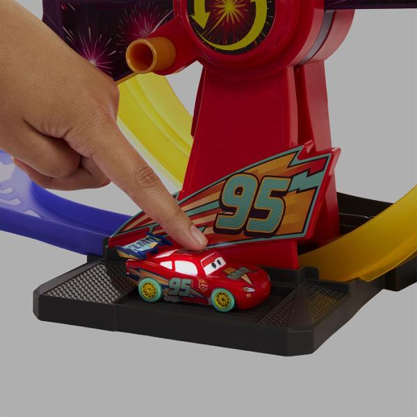Pista de curse Disney Pixar Cars Celebration Raceway aduce actiunea si viteza din lumea Cars intr-un set de joaca spectaculos Copiii il pot lansa pe Fulger McQueen pe traseu cu ajutorul mecanismului de propulsie actionat manual si il pot trimite prin bucla centrala iluminata pentru curse pline de dinamism Setul include o masinuta Fulger McQueen si o pista cu lungimea de aproximativ 53 cm prevazuta cu elemente inspirate din Radiator Springs si zona Flo&39s V8 Cafe Masinuta inclusa poate 