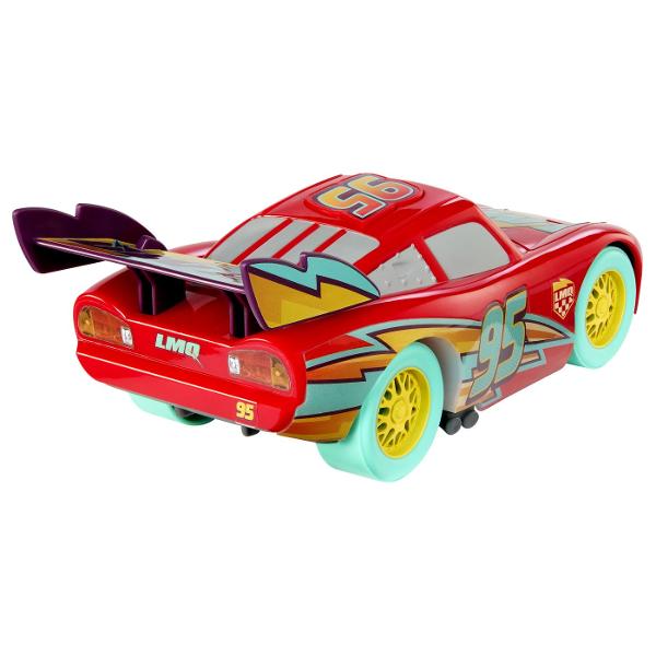 Masinuta Fulger McQueen din universul Disney Pixar Cars aduce cursele si aventurile personajului preferat direct in joaca celor mici Vehiculul este prevazut cu lumini si peste 10 sunete care pot fi activate pentru o experienta de joaca mai interactiva si mai distractiva Designul reproduce aspectul binecunoscut al lui Fulger McQueen cu numarul 95 si elementele grafice inspirate din film Masinuta este potrivita pentru joaca de rol curse si recrearea scenelor preferate din Cars Functii 