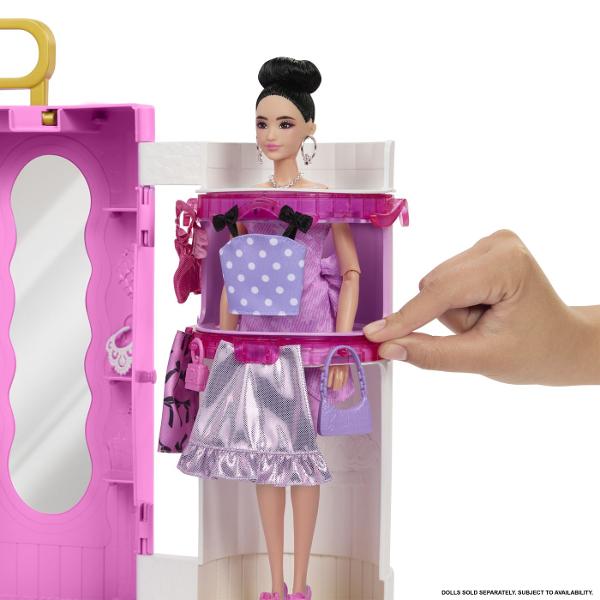 Dulapul Barbie Deluxe Style este un set de joaca elegant conceput pentru pastrarea si organizarea tinutelor si accesoriilor Barbie Designul tip dressing in nuante de roz si auriu ofera multiple spatii pentru haine pantofi genti si alte accesorii fashion Dulapul se deschide pentru a crea o zona generoasa de joaca si include rafturi suporturi si spatii pentru organizarea diferitelor piese Manerul integrat permite transportarea mai usoara a setului iar dupa joaca dulapul poate fi inchis 