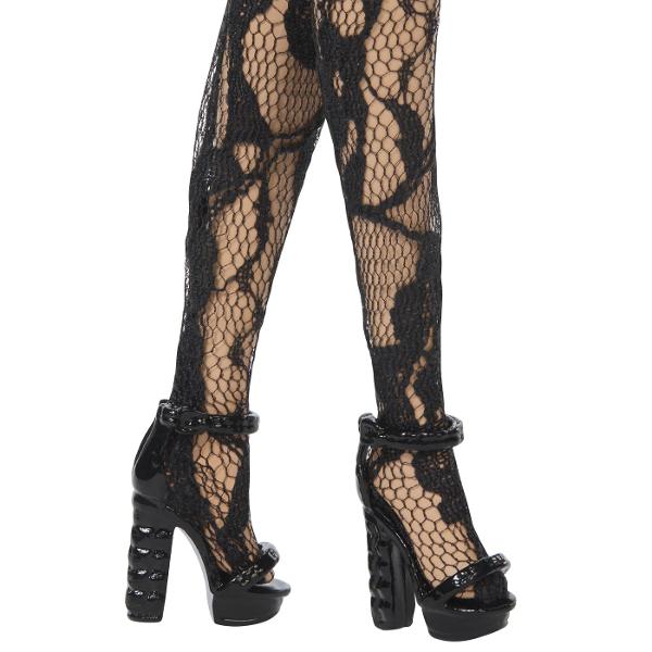 Papusa Barbie Deluxe Style impresioneaza printr-o tinuta eleganta si moderna potrivita pentru momente speciale si joaca inspirata de lumea modei Barbie poarta o rochie roz intens cu croiala asimetrica si detalii drapate completata de dresuri cu model si accesorii stralucitoare Parul blond lung coafat intr-o coada inalta completeaza look-ul sofisticat iar cerceii colierul bratara si poseta argintie adauga un plus de stil Papusa este articulata si poate fi pozitionata in diferite 
