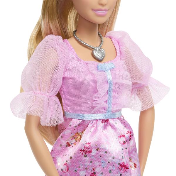 Papusa Clara din colectia Barbie Spargatorul de Nuci este inspirata de povestea clasica si de universul Barbie in the Nutcracker Clara poarta o rochie eleganta de balerina in nuante de roz cu detalii delicate maneci transparente si accesorii asortate completate de pantofi de balet Papusa este prevazuta cu functie de miscare a picioarelor pentru a recrea pozitii si miscari de balet iar setul include si un accesoriu tematic Spargator de Nuci Este potrivita pentru joaca de rol povesti 