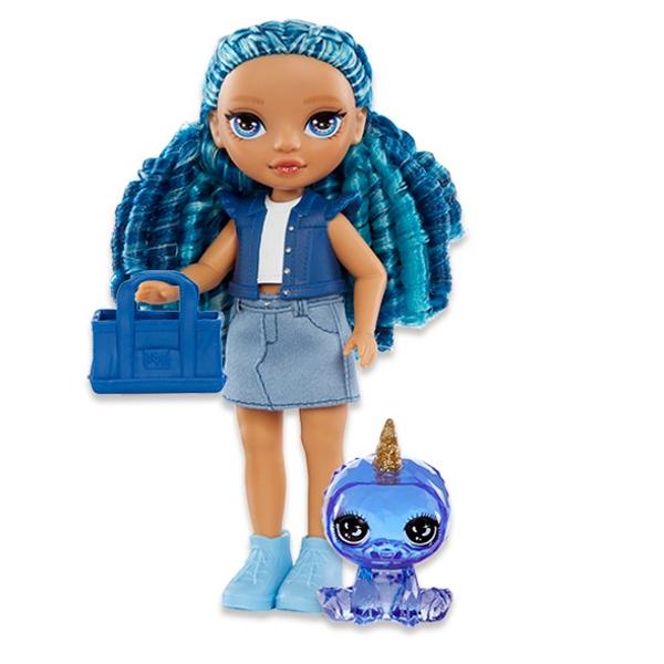 Descopera papusa Sapphire Bradshaw sora mai mica a lui Skyler Bradshaw parte din seria Rainbow High LittlesIncepe sa creezi povesti cu surorile mai mici ale papusilor tale Rainbow High preferate Sapphire Bradshaw este energetica extrovertita increzatoare si uneori impulsiva Cu ajutorul surorii ei mai mari gaseste intotdeauna drumul cel bunSapphire Bradshaw are un stil unic Este imbracata din cap pana in picioare in denim albastru cu o fusta din denim moale si o jacheta modelata din 