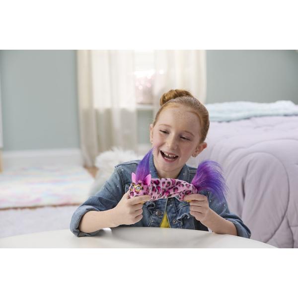 Jucarie interactiva din gama Furby Furblets KITT EE  conceputa pentru distractie muzicala si interactiune dinamica Produsul are un design compact si colorat cu blanita moale si detalii expresive fiind usor de transport si utiliza oriunde Jucaria este echipata cu peste 45 de sunete si efecte muzicale oferind o experienta variata prin activarea diferitelor functii Interactioneaza prin atingere si manipulare raspunzand cu sunete amuzante si melodii stimuland imaginatia si curiozitatea 
