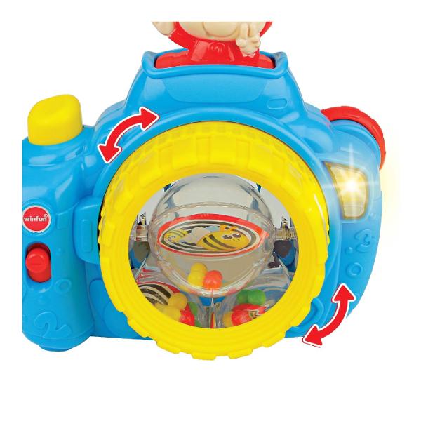 Winfun Jucarie Camera Foto Maimutica este o jucarie interactiva de rol conceputa pentru cei mici care transforma joaca de-a fotograful intr-o experienta distractiva plina de sunete lumini si elemente mobile Apasa butonul declansator si maimutica vesela apare prin surprindere in timp ce obiectivul se roteste Jucaria include o oglinda reflectorizanta o bila rotativa si margele tip zornaitoare care stimuleaza curiozitatea si explorarea senzoriala Camera este prevazuta si cu elemente 
