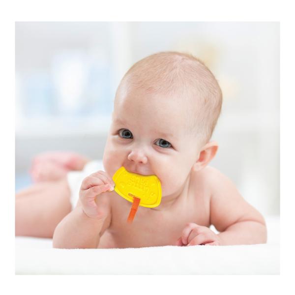 Prietenul Elefant Winfun este o jucarie semi-moale conceputa pentru a stimula simturile si a incuraja jocul interactiv al bebelusilor Cu urechi fosnitoare care produc sunete placute aceasta jucarie va capta atentia micutului tau Elefantul dispune de doua moduri de joc Modul Zi care ofera distractie prin sunete vesele si interactive si Modul Noapte care adauga melodii linistitoare pentru a crea o atmosfera calmanta inainte de culcare Jucaria include o oglinda sigura pentru bebelusi care 