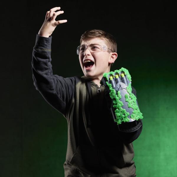 Nerf Blaster Avengers Doomsday Doctor Doom aduce actiunea inspirata din universul Marvel direct in timpul de joaca Blasterul are un design spectaculos inspirat de Doctor Doom si este prevazut cu elemente decorative verzi care creeaza un efect vizual distinct Modelul este conceput pentru jocuri de rol si confruntari imaginative permitand copiilor sa recreeze scene inspirate din Avengers Doomsday sau sa inventeze propriile misiuni Blasterul include 3 proiectile Nerf si este realizat intr-un 