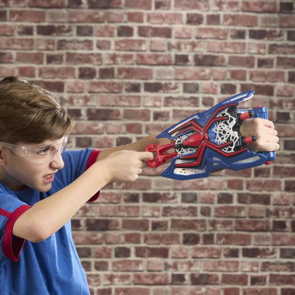 Nerf Blaster Spider Man este o jucarie de actiune inspirata din universul Marvel Spider Man conceputa pentru aventuri dinamice si jocuri de rol pline de imaginatie Blasterul se poarta pe mana si are un design spectaculos inspirat de echipamentul eroului Spider Man permitand copiilor sa recreeze scene de actiune si sa inventeze propriile misiuni Modelul dispune de elemente decorative care stralucesc in intuneric oferind un efect vizual deosebit in timpul jocului Sistemul de lansare permite 
