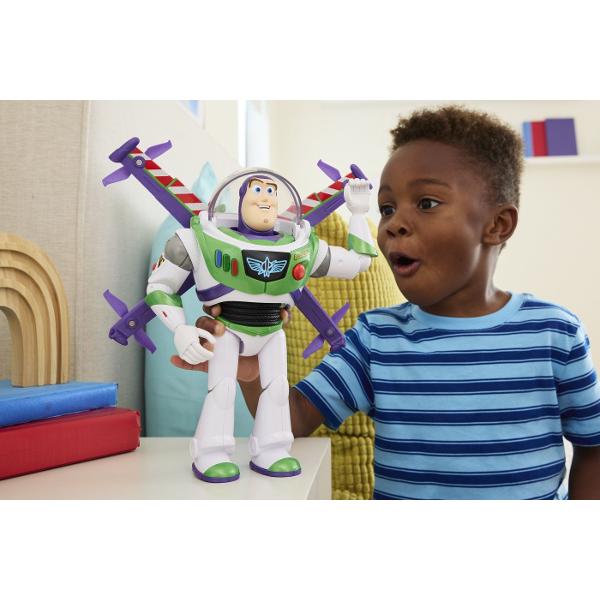 Figurina Buzz Lightyear din Toy Story 5 este inspirata de celebrul personaj Disney Pixar si reda costumul sau emblematic de Space Ranger in nuante de alb verde si mov Figurina are aproximativ 30 cm inaltime este articulata si poate fi pozitionata in diferite ipostaze pentru joaca si recrearea scenelor preferate din film Prin apasarea butonului figurina activeaza sunete si replici iar modul de zbor adauga un plus de dinamism aventurilor imaginare Designul detaliat si functiile interactive 