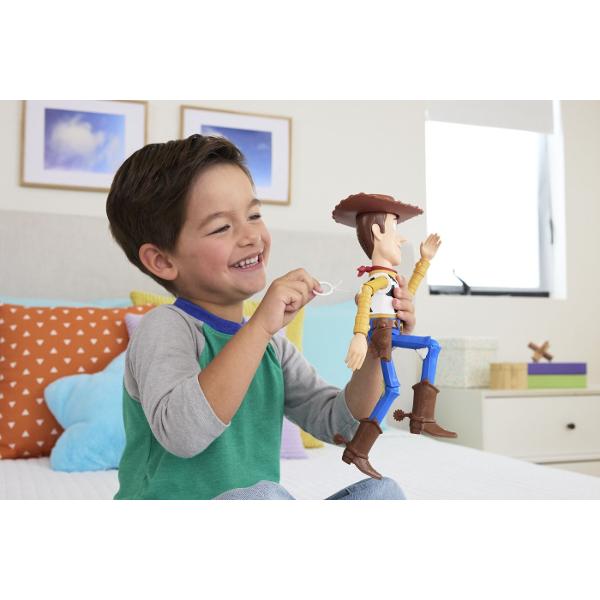 Figurina Woody din Toy Story 5 este inspirata de indragitul personaj Disney Pixar si reda tinuta sa clasica de cowboy cu palarie maro camasa galbena vesta alb-negru esarfa rosie si cizme Figurina are aproximativ 30 cm inaltime este articulata si include functii interactive Prin tragerea snurului din spate Woody activeaza sunete si replici iar mecanismul de miscare adauga un plus de dinamism in timpul jocului Copiii pot recrea scene inspirate din Toy Story 5 si pot inventa propriile 