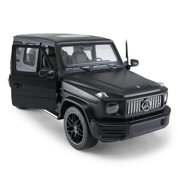 Copilul dumneavoastra se poate juca in voie cu masina cu telecomanda Mercedes Benz G63 scara 1 la 14 oferita de brandul international Rastar Nicio cursa nu este imposibil de castigat cu acesta masinuta replica oficiala cu licenta a modelului original construita cu mare atentie la detalii Masinuta are proportiile ideale pentru momente pline de distractie si amuzament avand dimensiunile in centimetri dupa cum urmeaza  323148139Masinuta functioneaza pe frecventa de 24GAlimentarea se 