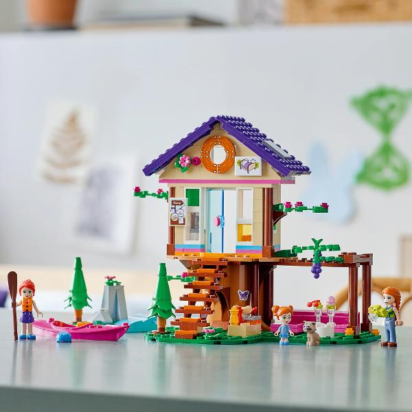 LEGO Friends - Casa din padure 41679 326 piese  Casuta plina de dotari ofera ore-n sir de distractie in padureCaptiveaza copiii iubitori de natura timp de ore in sir cu Casa din padure 41679 Copiii care adora sa se joace cu casute vor fi incantati sa exploreze camerele dragute si detaliile petrecand timp cu LEGO Friends Mia si familia eiPlina de detalii pentru joaca imaginativeAceasta casa in copac 