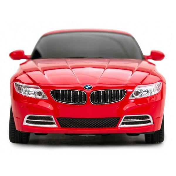 Copilul dumneavoastra se poate juca in voie cu masina cu telecomanda BMW Z4 scara 1 la 24 oferita de brandul international Rastar Nicio cursa nu este imposibil de castigat cu acesta masinuta replica oficiala cu licenta a modelului original construita cu mare atentie la detalii Masinuta are proportiile ideale pentru momente pline de distractie si amuzament avand dimensiunile in centimetri dupa cum urmeaza  1899252Masinuta functioneaza pe frecventa de 24GAlimentarea se face astfel  