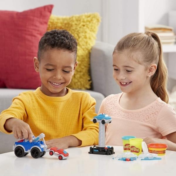 Ai nevoie de ajutor Apelati la camionul de tractare pentru a va ajuta sa salvati ziua Creati o masina Play-Doh prin atasarea rotilor si umplerea matritei auto cu compusul Play-Doh apoi legati-o la camionul de tractare pentru a o transporta Strangeti cu cheiea de remorcare din fata camionului si faceti accesorii distractive cu ajutorul matritelor Compusul metalic Play-Doh ofera creatiilor tale mai mult realism  iar cele 2 cutii standard suplimentare aduc distractie colorata