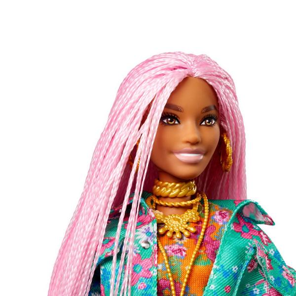 Papusile Barbie Extra etaleaza tinute indraznete si culori vii si iau atitudine Fiecare papusa Barbie are propriul stil jucaus si exagerat Iar animalele lor de companie fiecare diferit si adorabil au si ele o personalitate puternica Barbie Extra permite copiilor sa exploreze exprimarea de sine prin stil si ofera o experienta de moda si stilizare captivanta cu papusi articulate Fiecare papusa reprezinta distractie cu moda cu sclipici ursuleti gumati emoji si par distinctiv aducand un 