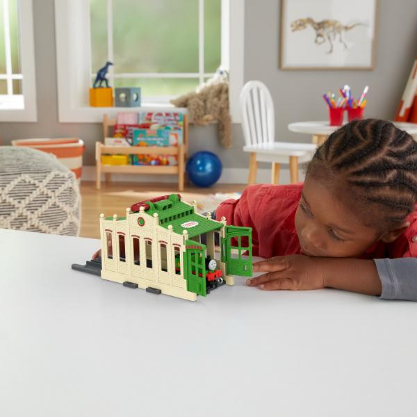 Micii mecanici de locomotiva pot construi propriul depou Tidmouth acasa cu depourile Thomas & Friends™ Connect & Go de la Fisher-Price® Fiecare depou se conecteaza cu usurinta la orice set de sine Thomas & Friends™ este furnizat cu o locomotiva din metal care reprezinta un membru diferit al „Echipei aburilor” si poate fi luat oriunde Seturile de sine se vand separat Colectionati toate depourile Connect & Go si conectati-le pentru a recrea 