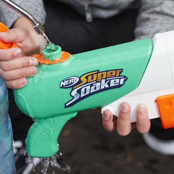 Blasterul de apa Nerf Super Soaker Hydro Frenzy are 2 tuburi in teava si duza reglabila pentru a schimba modul in care apa este aruncata din tuburi pentru distractie nebuna 3-in-1 cu apa din belsug Dezlantuie 2 jeturi paralele din blaster trage de duza inapoi pana la jumatate pentru a lansa 2 jeturi consistente sau trage de duza inapoi pana la capat pentru actiune intensa cu apa cu tuburile care se rasucesc in toate directiile trimitand jeturi de apa peste tot Toata lumea din raza poate fi 