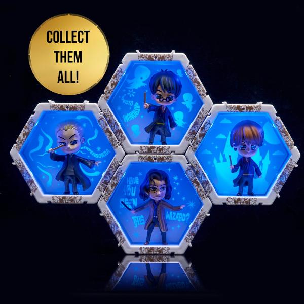 Fiecare personaj este situat in propriul POD in forma de hexagon cu lumini UV si senzor IR incorporat Pur si simplu miscati mana peste senzor pentru a lumina WOW-ul POD-ul Misca-ti mana in fata POD-ului pentru a-l lumina si a dezvalui pictograme ascunse in spatele WOWPod-ului Lumina se stinge automat dupa 30 de secunde Conectati-le in cateva secunde Colectia ta poate lua diferite forme si avea in fiecare zi alt look Limita e doar de imaginatia ta Puteti chiar sa va scrieti numele sau 