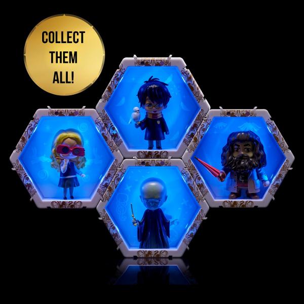 Fiecare personaj este situat in propriul POD in forma de hexagon cu lumini UV si senzor IR incorporat Pur si simplu miscati mana peste senzor pentru a lumina WOW-ul POD-ul Misca-ti mana in fata POD-ului pentru a-l lumina si a dezvalui pictograme ascunse in spatele WOWPod-ului Lumina se stinge automat dupa 30 de secunde Conectati-le in cateva secunde Colectia ta poate lua diferite forme si avea in fiecare zi alt look Limita e doar de imaginatia ta Puteti chiar sa va scrieti numele sau 