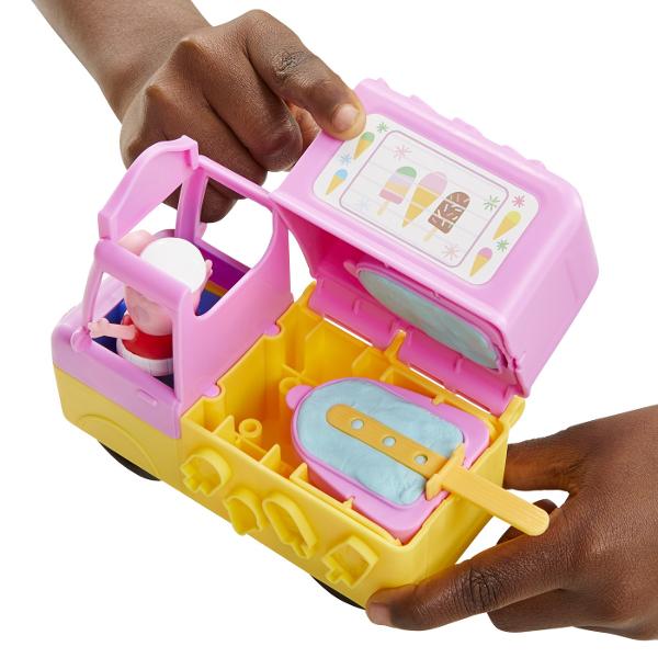 Peppa iubeste inghetata Vacanta de vara sigur va aduce distractie nemaipomenita alaturi de Peppa si Play-Doh Setul include forme pentru a modela acadele si cornete cu inghetata si 5 cutii cu pasta modelatoare Play-Doh Peppa poate chiar si sa conduca rulota Pasta modelatoare Play-Doh aduce acum la viata lumea Peppa Pig pentru si mai multa distractie creativa