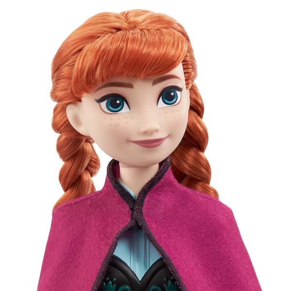 Faceti cunostinta cu aceste papusi de moda inspirate din indragitele filme Disney Frozen Fiecare papusa articulata este prezentata in aspectul ei din film si are parul moale care poate fi periat Fanii le pot colecta pe toate si pot recrea aventuri magice in Arendelle si nu numai Fiecare papusa se vinde separat in functie de disponibilitate Papusile nu pot sta singure in picioare sau sezut Culorile si decoratiunile pot varia Acest pachet contine o papusa Anna cu codite