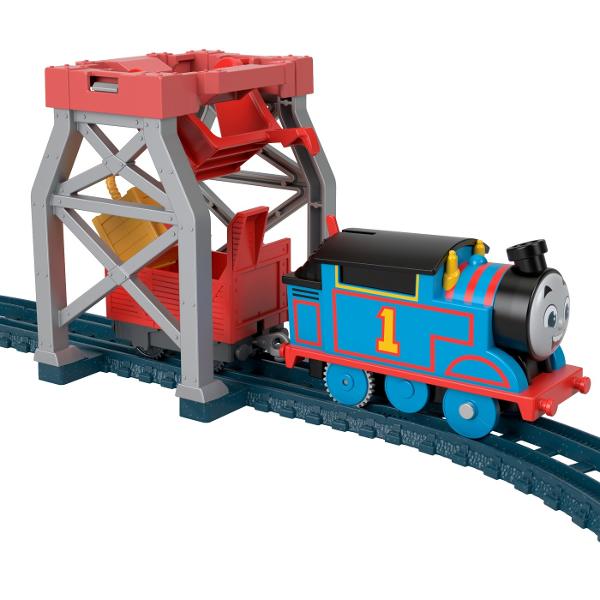 De trei ori mai multa distractie Micii mecanici de locomotiva pot transforma imaginatia in actiune si isi pot crea propriul joc de cale ferata cu trei configuratii diferite de sina si 3 personaje Thomas&ampFriends Thomas este pregatit sa transporte marfuri de-a lungul insulei Sodor iar cu ajutorul lui Annie si Clarabel locomotiva albastra numarul 1 poate duce si pasagerii la destinatii Setul contine 1 locomotiva 2 vagoane pasager si un vagon de marfa
