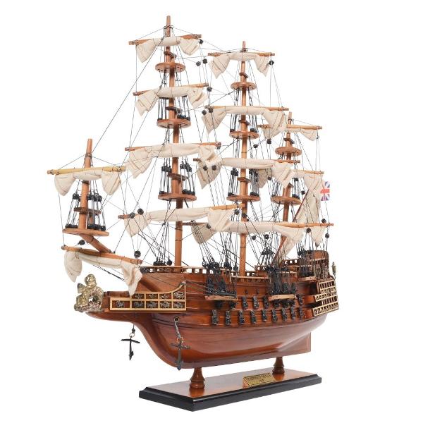 Descoper&259; un model de colec&539;ie impresionant — o macheta la scar&259; de calitate muzeal&259; a celebrei cor&259;bii HMS Sovereign of the Seas Cu o lungime de aproximativ 51 cm acest model este realizat manual cu m&259;iestrie de artizani pricepu&539;i care folosesc planuri originale &537;i fotografii istorice pentru a 