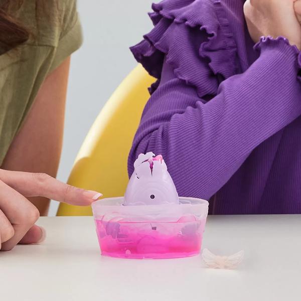 Aduceti curcubeul cu Hatchimals Stropul de Curcubeu AliveCu dragoste si grija acesti Hatchimals jucausi prind viata intr-un nou mod colorat oua care eclozeaza in apa schimband culoarea apei pentru a se potrivi cu personajul din interiorPachetul include 1 ou cu 1 personaj Hatchimals in interior o pereche de aripi un cuib si un accesoriu de cresterePentru a incepe eclozarea indepartati aripile oului umpleti cuibul cu apa si asezati oul inauntru În 