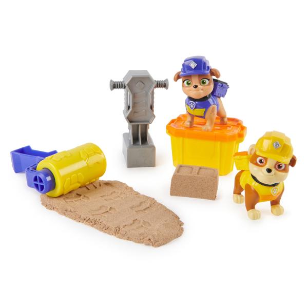 Obtineti arena de joaca iconica cu acest set de figurine Kinetic Sand adera la el joc facandu-l o jucarie de constructie usor de turnat si usor de curatat Include 2 figurine 85 de grame de nisip kinetic o rola pentru a aplatiza si a crea amprente in nisip si un instrument de stantare pentru a crea blocuri de constructie