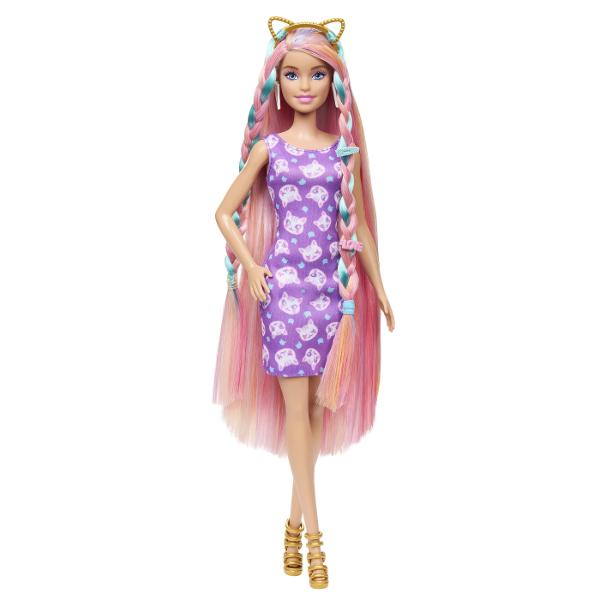 Dedicata tuturor lucrurilor legate de par colectia Barbie Fun &amp Fancy Hair prezinta papusi glam cu coafuri colorate &Icircn plus cele 10 piese de moda si styling incluse permit personalizarea fara sfarsit Papusa Barbie&reg are 21 cm de par blond foarte lung care poate fi aranjat cu note fantastice de culoare Ea poarta o minirochie roz lucios cu cercei albi si pantofi aurii cu bretele Copiii isi pot transforma cu usurinta aspectul cu moda mix-and-match Vine cu o rochie 