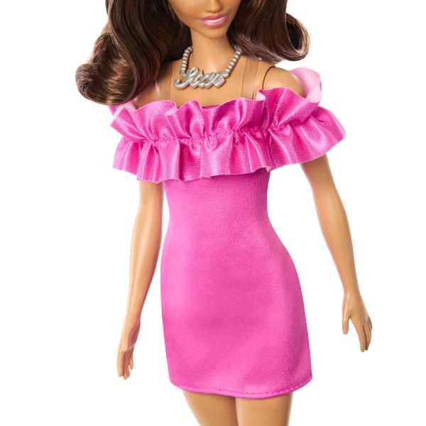 Fashionistas este una dintre cele mai indragite colectii Barbie oferind o gama larga de papusi cu diferite stiluri si accesorii introducand conceptul de diversitate si acceptare in randul fetelor Aceasta colectie include papusi cu diferite tipuri de siluete tonuri de piele culori de ochi si par astfel fetele nu se vor plictisi niciodata si isi vor gasi papusa asemanatoare stilului lor Papusile au stilul lor propriu inspirat de ultimele tendinte din moda si vin cu o tinuta completa 