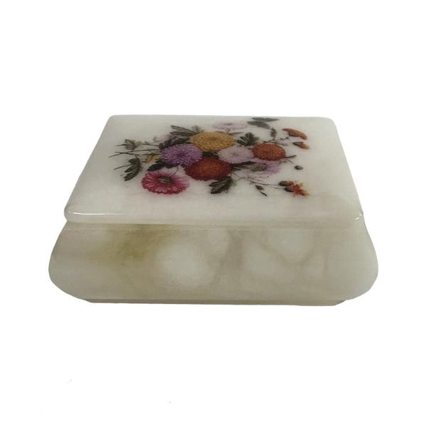 Cutiu&539;&259; din alabastru rectangulara cu un dimensiuni de 8x6 cm perfect&259; pentru p&259;strarea bijuteriilor sau a micilor obiecte pre&539;ioaseRealizat&259; din piatr&259; natural&259; de alabastru fiecare cutiu&539;&259; este unic&259; putând prezenta varia&539;ii subtile de culoare &537;i textur&259; datorit&259; caracteristicilor specifice ale fiec&259;rei pietreAcest detaliu confer&259; fiec&259;rui obiect un farmec aparte 