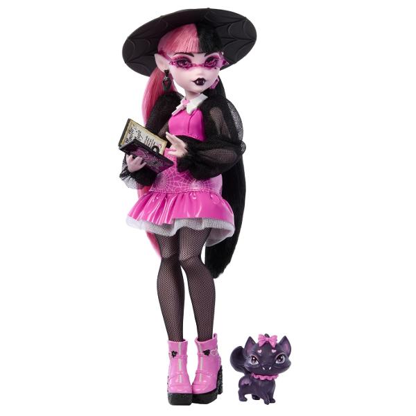Papusa Monster High Draculaura arata uimitor intr-o tinuta adorabil de infricosatoare Ea vine cu animalul sau de companie Count Fabulous precum si cu accesorii infricosatoareDraculaura poarta un top roz stralucitor cu maneci bufante negre transparente si o fusta asortata O palarie sosete negre si cizme roz completeaza aspectul eiPisica-liliac infricosatoare Count Fabulous este de asemenea teribil de eleganta cu o fundita roz si un guler Copiii pot imagina aventuri nesfarsite cu acest 