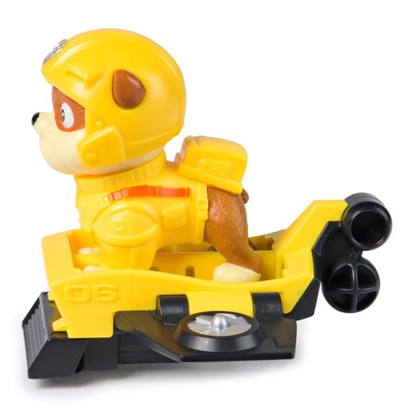 Zboara in actiune cu Action Pups figurina Patrula catelusilor si minunatul sau vehicul de salvare hoverboard Cand este timpul pentru o misiune de salvare plina de actiune prinde picioarele figurinei pe pozitie si extinde aripile hoverboard-ului transformandu-l intr-un avion de jucarie captivant inainte de a zbura intr-o misiune de salvare plina de adrenalina Figurina are o inaltime de peste 5 cm si este echipat cu jacheta de zbor albastra si casca de pilot la fel ca in serial Pentru si 