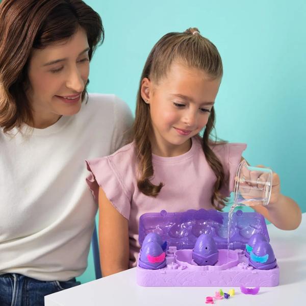Experimenteaza cum ies jucariile din oua in culori neon cu setul de oua de jucarie Hatchimals Alive Neon Rainbow Cu dragostea si grija ta acesti Hatchimals prind viata cu oua de culori neon care eclozeaza in apa schimband culoarea apei Deschide capacul stralucitor pentru a descoperi o zona de ecloziune incorporata si 5 oua Hatchimals care contin 5 personaje fiecare inspirat de nuantele Moody Midnight Inainte de eclozare alege un loc usor de curatat si protejeaza-ti zona de joaca 