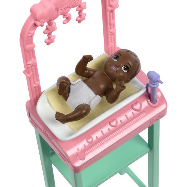 Descopera setul de joaca Barbie Blonda Pediatru perfect pentru copiii pasionati de medicina si ingrijirea bebelusilor Cu acest set cei mici pot explora universul fascinant al medicilor pediatri dezvoltand empatie imaginatie si abilitati de rolSetul include o papusa Barbie blonda imbracata in uniforma medicala roz cu imprimeu tematic si pantaloni asortati pregatita sa aiba grija de micii pacienti Accesoriile medicale realiste cum ar fi stetoscopul si alte instrumente de examinare 