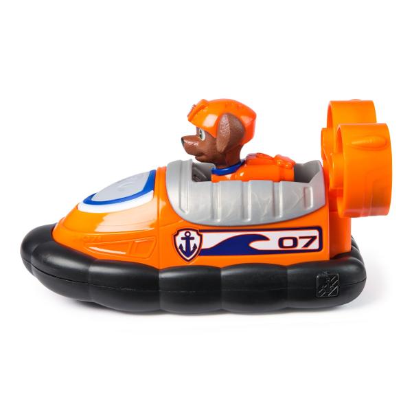 Vehiculele de baza cu functii de actiune mobile individuale si o figurina la bord permit aventurilor din serialul TV Paw Patrol sa traiasca si in camera copiilor Este inclusa o singura figura cu un vehicul Vehiculul si figurina de jucarie sunt in mare parte fabricate din plastic reciclat Chase Skye Marshall Rubble Zuma Everest Tracker si Rocky cu vehiculele lor sunt disponibile individual Toate vehiculele de baza durabilevehiculele de baza includ o figurina de caine care poate fi 