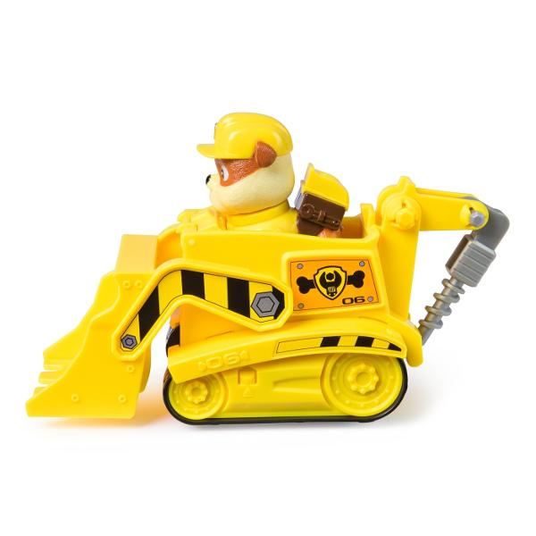 Vehiculele de baza cu functii de actiune mobile individuale si o figurina la bord permit aventurilor din serialul TV Paw Patrol sa traiasca si in camera copiilor Este inclusa o singura figura cu un vehicul Vehiculul si figurina de jucarie sunt in mare parte fabricate din plastic reciclat Chase Skye Marshall Rubble Zuma Everest Tracker si Rocky cu vehiculele lor sunt disponibile individual Toate vehiculele de baza durabilevehiculele de baza includ o figurina de caine care poate fi 